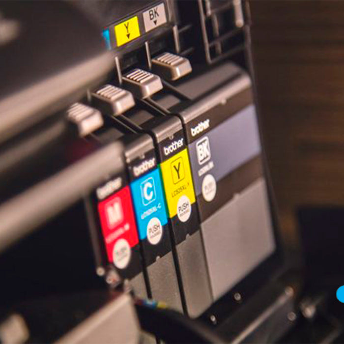Inktcartridges van Brother in verschillende kleuren in een printer