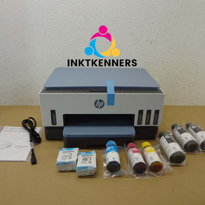 Een HP-printer en verschillende kleuren cartridges op een tafel